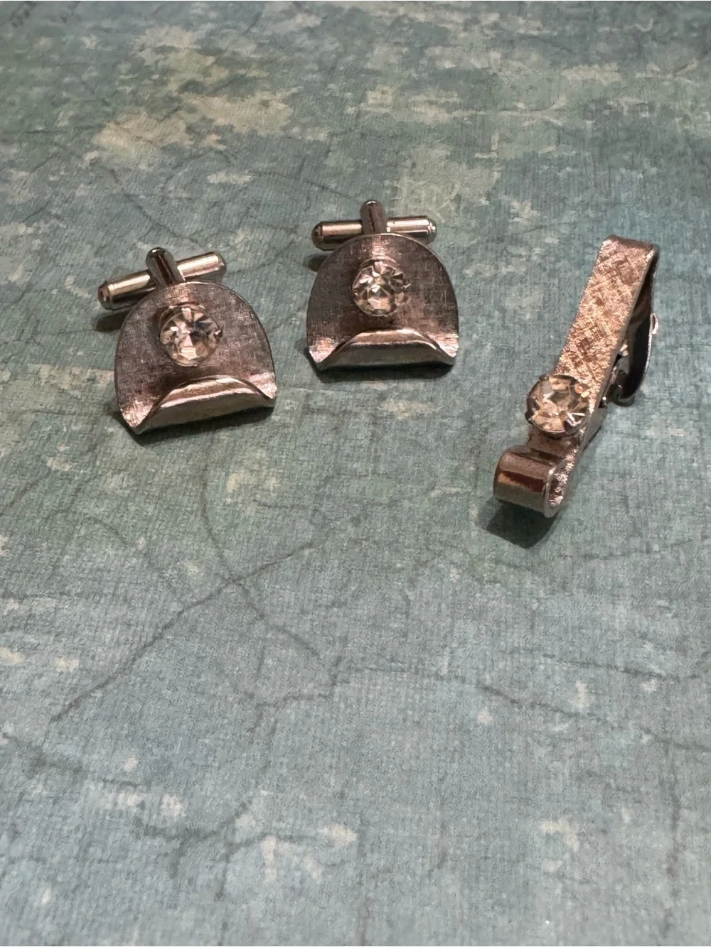 VINTAGE CUFF LINKS AND TIE CLIP
